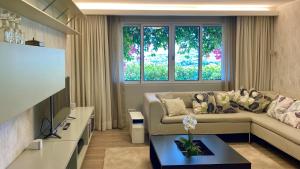 a living room with a couch and a tv at Casa ideal para famílias com vista mar desafogada in Funchal