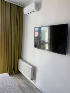 Schlafzimmer mit einem Flachbild-TV an der Wand in der Unterkunft Апартаменти класу люкс в ЖК Яровиця,1 спальня in Luzk