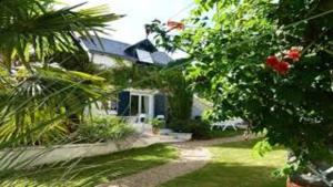 a house with a yard with trees and a driveway at le sequoia in Fondettes