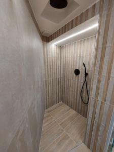 A bathroom at Evans House II One Bedroom Maisonette