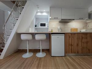 A kitchen or kitchenette at Evans House II One Bedroom Maisonette