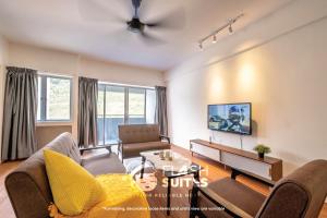 雲頂高原的住宿－Golden Hill Resort Premium Suites @ Genting Highlands，客厅配有沙发和桌子