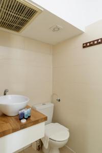 uma casa de banho com um WC e um lavatório em Sea View 2 bedroom apartment with Bomb Shelter em Tel Aviv