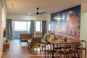 uma sala de estar com uma mesa e um sofá em Golden Hill Resort Premium Suites @ Genting Highlands em Genting Highlands