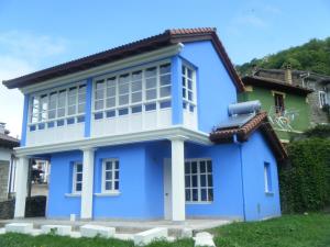 una casa azul con techo en Alborada De San Juan, en Beleño