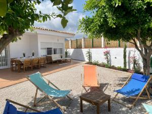 eine Terrasse mit Stühlen, einem Tisch und Stühlen in der Unterkunft Casa Limonero in Denia