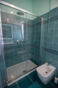 a bathroom with a shower and a sink and a tub at Appartamento Sogno Marino in Portoferraio