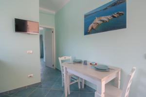 a dining room with a table and a television at Appartamento Sogno Marino in Portoferraio