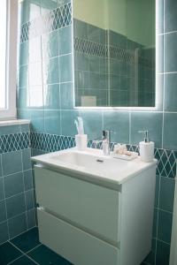 a bathroom with a sink and a mirror at Appartamento Sogno Marino in Portoferraio