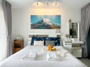 Rúm í herbergi á hillside宁曼路度假温馨公寓山景房带浴缸wifi超大阳台有洗衣机 30天以上可享免费泳池