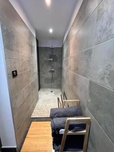 y baño con ducha y 2 sillas. en Grande maison à 5min de la plage, en Canet-en-Roussillon