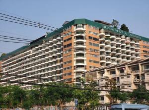 um grande edifício de apartamentos com uma placa em hillside宁曼路度假温馨公寓山景房带浴缸泳池wifi超大阳台 em Chiang Mai