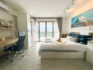 Rúm í herbergi á hillside宁曼路度假温馨公寓山景房带浴缸wifi超大阳台有洗衣机 30天以上可享免费泳池