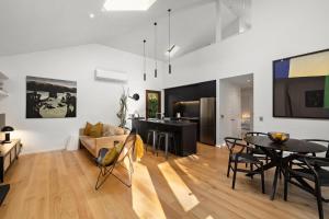 ein Wohnzimmer mit einem Sofa und einem Tisch in der Unterkunft Beautifully styled central home in Queenstown