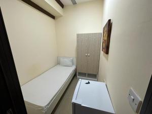 Postel nebo postele na pokoji v ubytování Small Budget Rooms for 'girls' only in Dubai, Marina