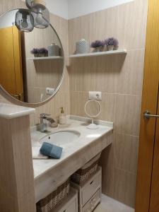 La salle de bains est pourvue d'un lavabo et d'un miroir. dans l'établissement ADNANIa 2023, à La Herradura
