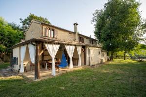 Montemaggiore al MetauroにあるCasale Dal Moroのテーブルと椅子が前にある家