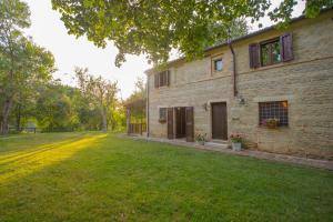 Montemaggiore al MetauroにあるCasale Dal Moroの煉瓦造りの建物