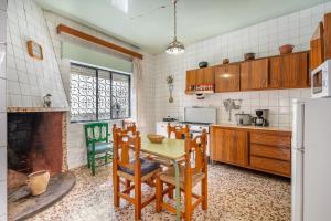 una cocina con mesa y sillas. en Casa Solariega con encanto, en El Padul