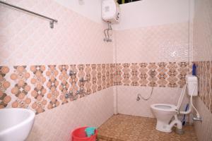 bagno con servizi igienici e lavandino di Chang Ghar Resort a Kāziranga