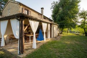 Montemaggiore al MetauroにあるCasale Dal Moroのテーブルと白いカーテンが置かれたポーチのある家 +25枚の写真