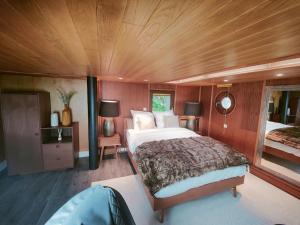 a bedroom with a large bed in a boat at Peniche relaxant in Sèvres