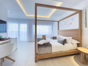 Postel nebo postele na pokoji v ubytování Hotel Cala Saona & Spa