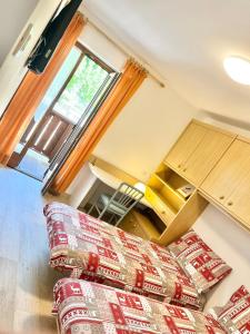 Una sala de estar con un sofá y una ventana. en CASA MARILU', en Castello di Fiemme