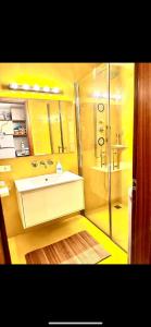 W łazience znajduje się umywalka i prysznic. w obiekcie Corso Garibaldi Suite w Mediolanie