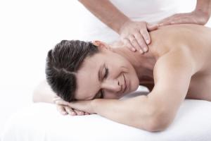 a man getting a massage from a therapist at Nuhr Medical - Hotel & Restaurant in Senftenberg