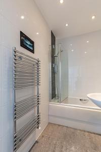 uma casa de banho com um chuveiro e um lavatório. em Pass the Keys Exquisite Penthouse Private Jacuzzi and Terrace em Birmingham