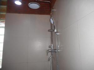 eine Dusche im Bad mit Duschkopf in der Unterkunft Villa Dukuh in Selat