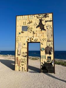 um edifício com escrita sobre ele na praia em Casa vacanze LIMU em Lampedusa