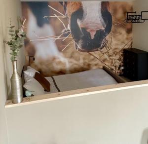 una pintura de un caballo con la nariz en la pared en Camping Lagewald Vakantiehuis, en Groesbeek