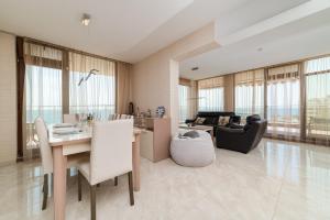 een woonkamer met een tafel en een bank bij Apartcomplex Golden Bay in Ravda