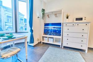 a room with a desk and a dresser and a window at Studio Hyper centre - Cathédrale in Liège
