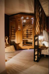 chambre d'hôte doux moment spa privatif في Maresches: غرفة مع قبو للنبيذ مع خزانة خشبية