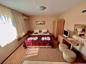 um quarto de hotel com uma cama e uma secretária em DebiMar em Černomorec