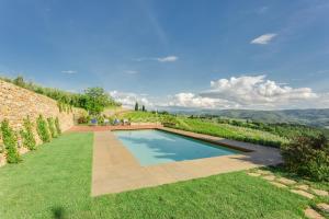 una piscina en medio de un campo de hierba en La Valletta Boutique Wine Estate, en Panzano