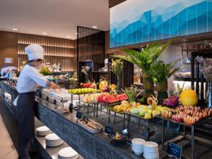 ダナンにあるCrowne Plaza Danang City Centre by IHGのレストランのビュッフェで料理を作るシェフ +242枚の写真