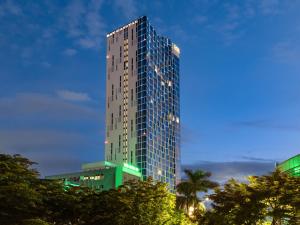 una representación de un edificio alto por la noche en Bay Capital Danang en Da Nang