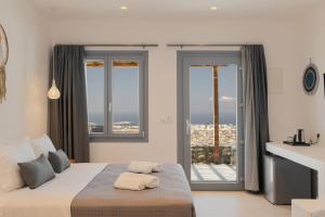 A bed or beds in a room at Sunset Hill Suites