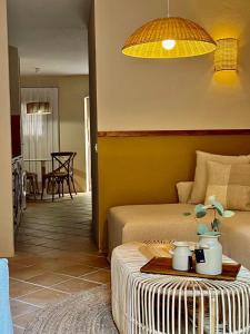 Un dormitorio con 2 camas y una mesa con una bandeja. en Apartaments Can Gibert, en Castelló d'Empúries