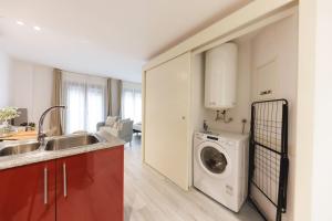 a kitchen with a sink and a washing machine at Bravissimo Plaça Catalunya 1-2, Studio apartment in Girona
