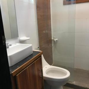 uma casa de banho com um WC, um lavatório e um espelho. em Villa Tomasa 2, Panglao em Panglao