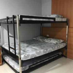 Двухъярусная кровать или двухъярусные кровати в номере Villa Tomasa 2, Panglao