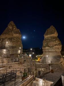 una vista delle rovine dei templi di notte di Peruna Cave a Göreme