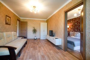 een slaapkamer met een bed en een televisie in een kamer bij Двушка люкс автовокзал in Nikolayev
