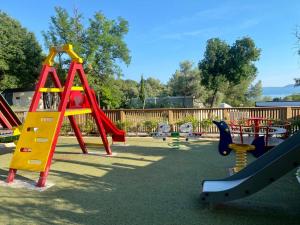 un parque infantil con muchos tipos diferentes de equipos de juego en Elements Camping Selce Mobile homes en Selce