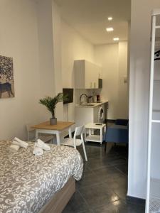 馬德里的住宿－Ensanche Apartments，配有床和桌子的房间以及厨房
